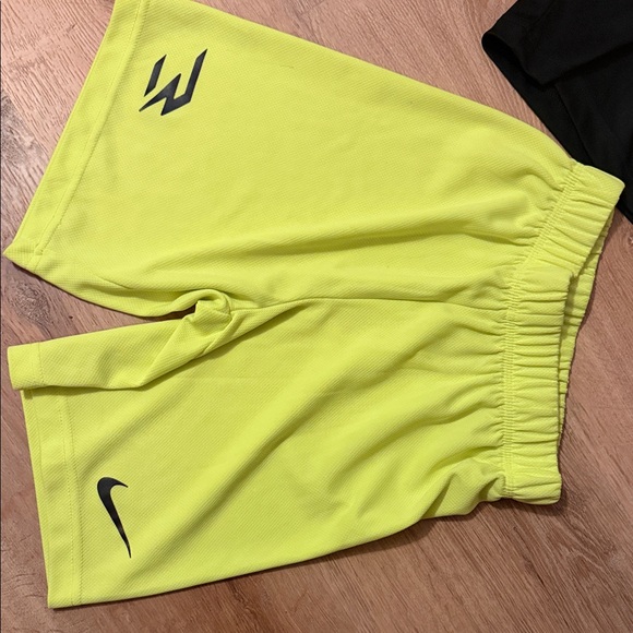 Nike Black and Neon Green Activewear Set - Picture 5 of 5